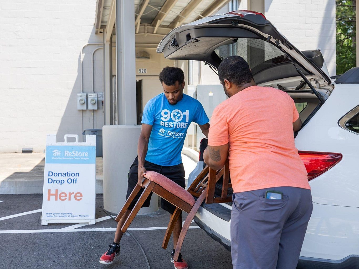 Re Store volunteers unloading car