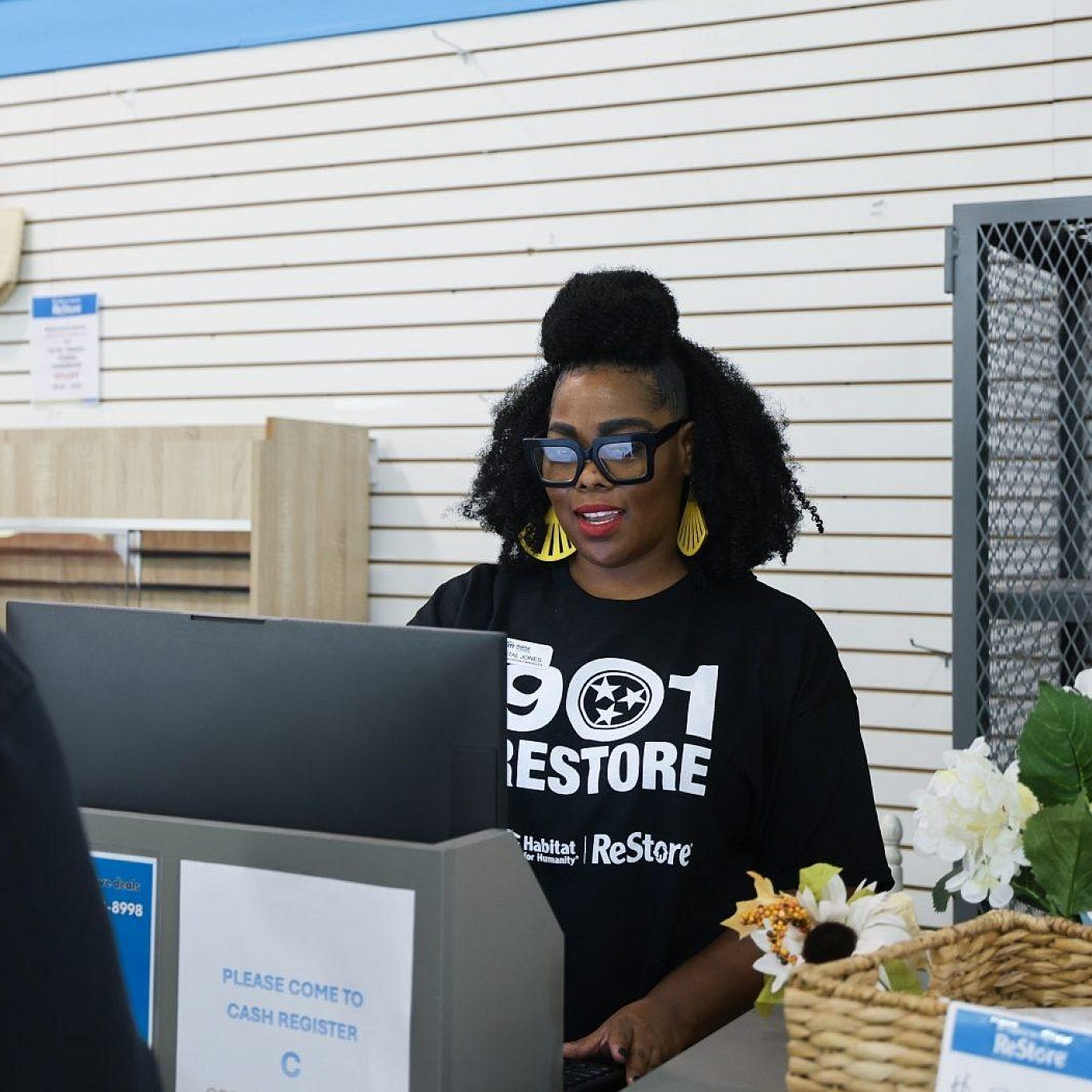 Re Store Woman Checkout