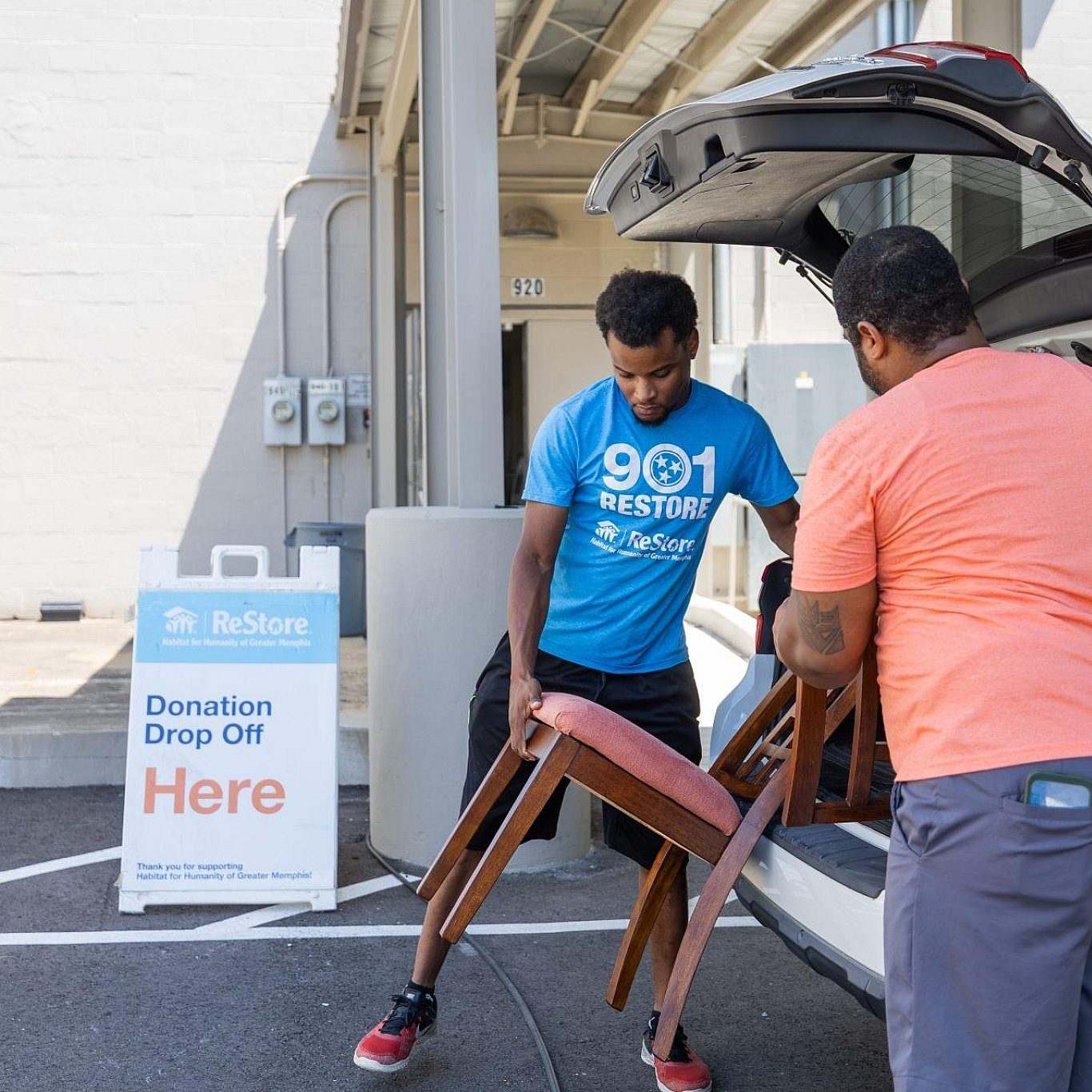 Re Store volunteers unloading car