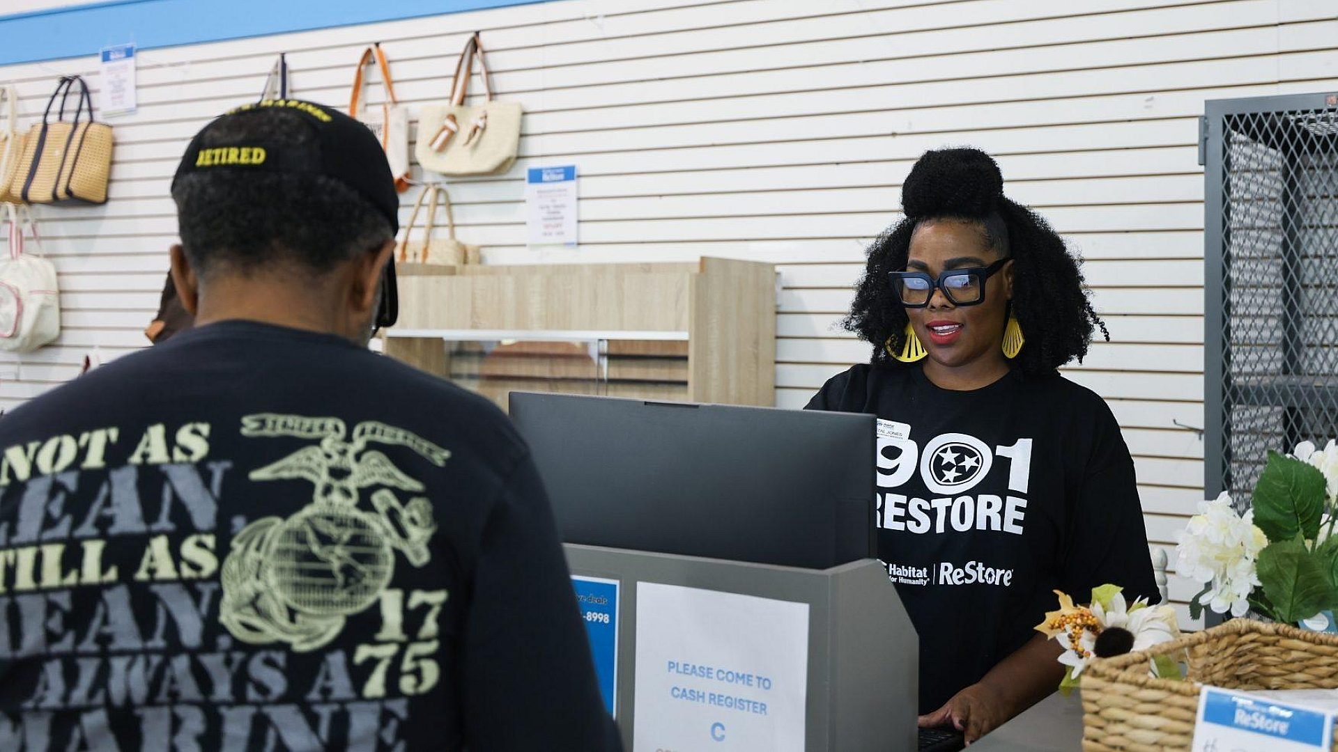 Re Store Woman Checkout