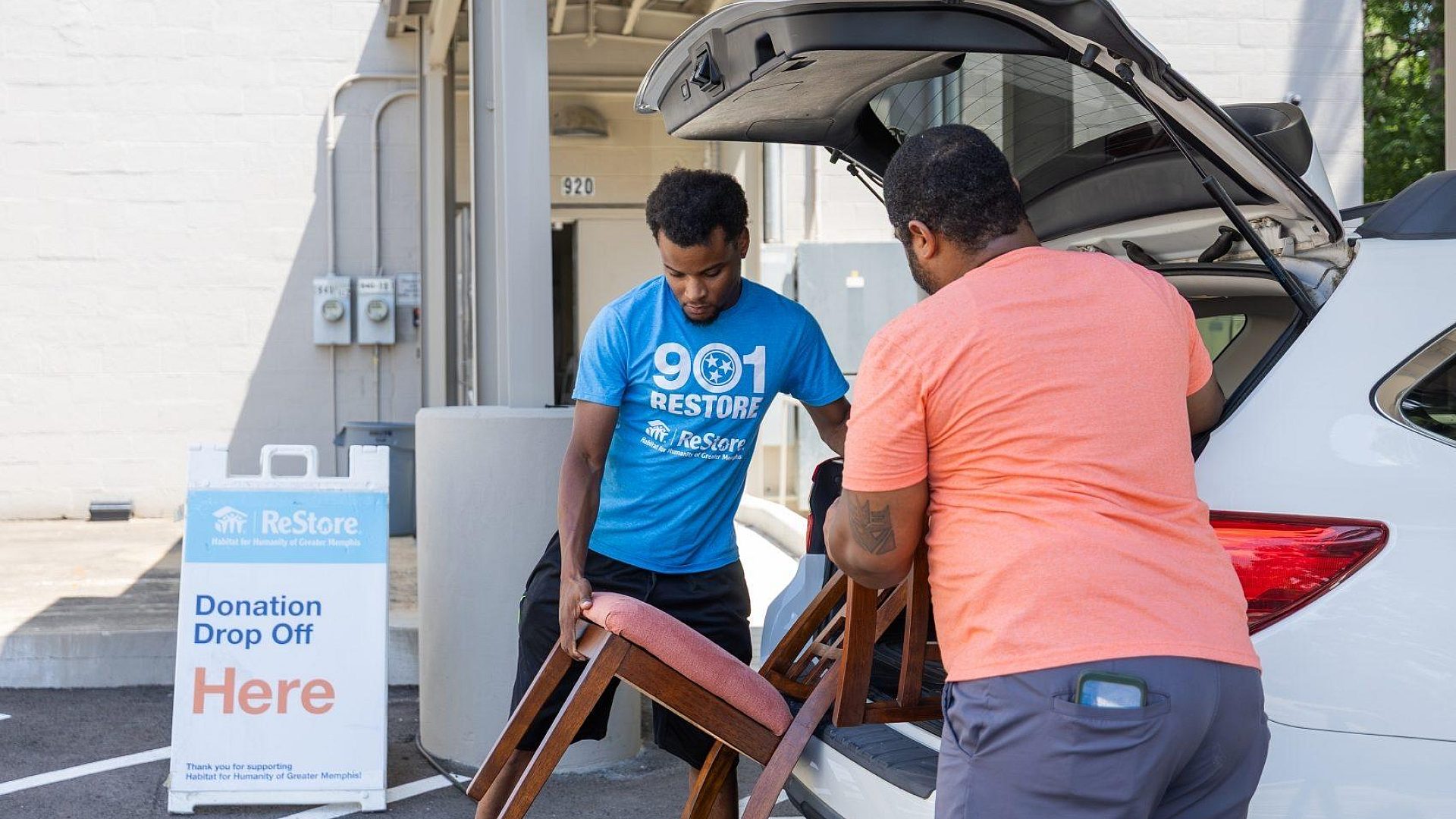 Re Store volunteers unloading car